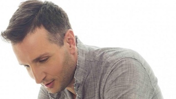 Ο Δημήτρης Μπάσης  τραγουδάει για τον Σύλλογο «Φαέθων»