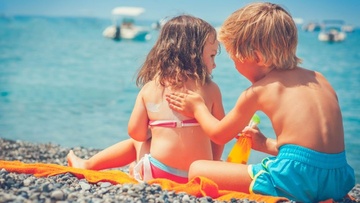 Δέρμα, παιδί και καλοκαίρι: Πώς να προφυλάξετε το δέρμα  του παιδιού σας το καλοκαίρι