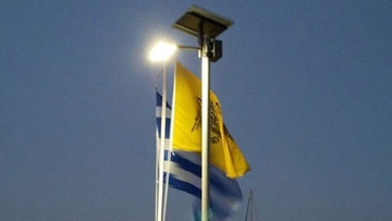 Φωτιστικά και ιστός σημαίας στο λιμάνι του Μαραθιού