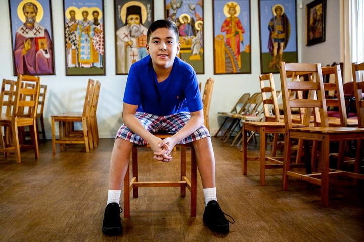 O 11χρονος ομογενής  Ουίλιαμ Μαΐλλης στον Ιερό Ναό των Αγίων Ραφαήλ,  Νικολάου και Ειρήνης στη Φλόριντα (Φωτογραφία: Tampa Bay Times)