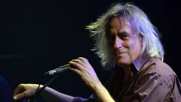 Ο Γιάννης Αγγελάκας στην παραλία Τσαμπίκας