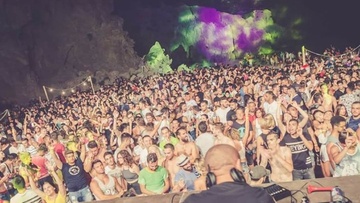 Full Moon Beach Party  στην παραλία της Τσαμπίκας