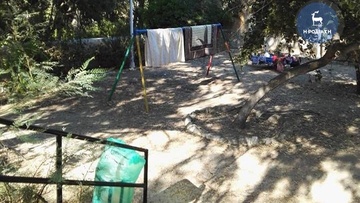 Άπλωσαν την μπουγάδα τους στο πάρκο της Ροδιακής Έπαυλης