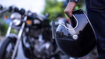Γιατί όχι και στη Ρόδο; Η Τροχαία Χανίων μοίρασε κράνη αντί για κλήσεις!