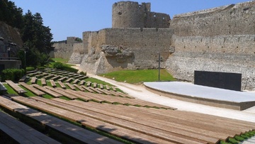 Είναι πρέπον το μνημείο, το Θέατρο της Μεσαιωνικής Τάφρου να μετατρέπεται σε χώρο συναυλιών;