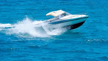 Ταχύπλοο σκάφος έμεινε ακυβέρνητο