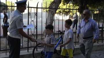 Ενημερωτικά φυλλάδια με συμβουλές οδικής ασφάλειας διένειμαν τροχονόμοι σε γονείς και μαθητές δημοτικών σχολείων  στo Νότιο Αιγαίο