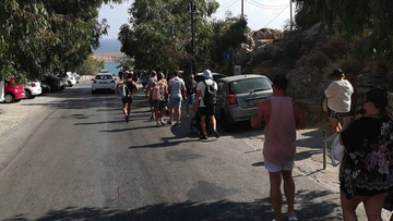 Λίνδος: Προτεραιότητα έχουν τα οχήματα ή οι πεζοί;