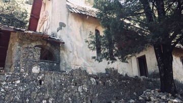 Ρόδος: Τι περιμένουν, να γκρεμιστεί;