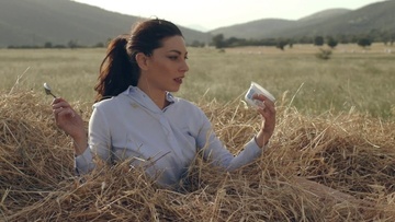 Λύθηκε το μυστήριο για την απίστευτη εμφάνιση της γυναίκας στο δελτίο ειδήσεων! (ΒΙΝΤΕΟ)