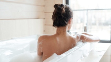 Μπάνιο ή ντους; Ποιο από τα δύο είναι καλύτερο για την ψυχοσωματική μας υγεία και γιατί