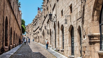 Υπεγράφη η σύμβαση για την αποκατάσταση του οδοστρώματος της οδού Ιπποτών στην Μεσαιωνική πόλη της Ρόδου