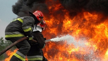 Συμβαίνει τώρα: Υπό έλεγχο η φωτιά σε ηλεκτρολογικά ξενοδοχείου στην Ιαλυσό
