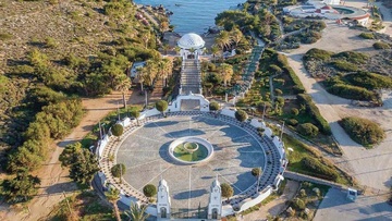 «Το τουριστικό περίπτερο απέναντι από τα λουτρά Καλλιθέας, εγκαταλελειμμένο και ερειπωμένο»