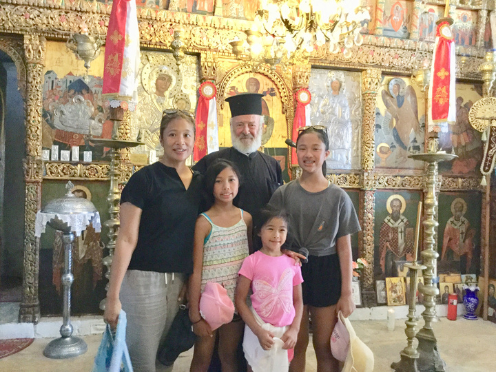 Μπροστά στο Εικονοστάσι της Παναγίας, με τον πατέρα Ιωάννη. Blessing, Alexandra, Stephanie και Jocelyn (από αριστερά).