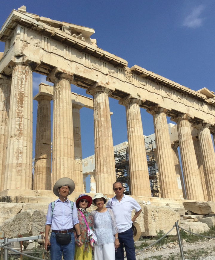 Οι Frank, Tina, Joelle και Allen (από αριστερά), μπροστά στον Παρθενώνα, απαθανατίζουν την επίσκεψη τους στην Ακρόπολη των Αθηνών.