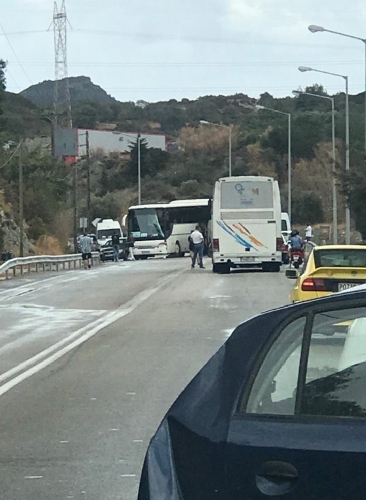Από τη σύγκρουση των δύο τουριστικών λεωφορείων που έγινε αργά το μεσημέρι της Κυριακής στον δρόμο από Τσαΐρι προς Αεροδρόμιο