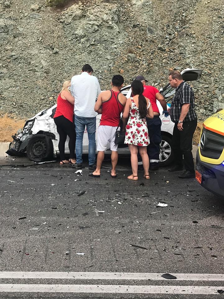 Από το τροχαίο δυστύχημα στο Τσαΐρι. Το όχημα που οδηγούσαν οι τουρίστες, το οποίο συγκρούστηκε πλαγιομετωπικά με αυτό της 19χρονης με αποτέλεσμα η νεαρή να βρει τραγικό θάνατο