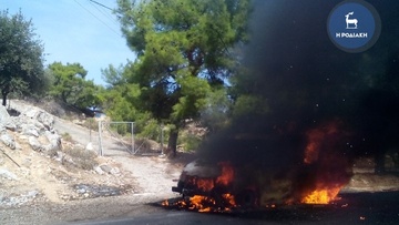 Συμβαίνει τώρα: Φωτιά σε εν κινήσει αυτοκίνητο στον Αρχάγγελο