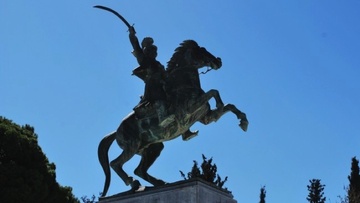 Η Ελλάδα τρώει τα παιδιά της…