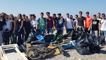 «Keep Aegean Blue»: Περισσότερα από 160 κιλά σκουπιδιών έβγαλαν οι μαθητές του ΓΕΛ Ιαλυσού από την παραλία