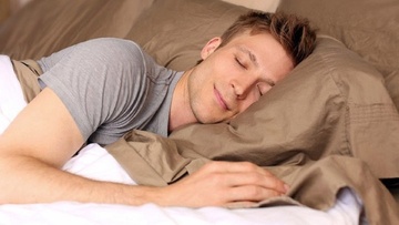 Κίνδυνος εγκεφαλικού και ώρες ύπνου: Τα επικίνδυνα όρια για τους άνδρες