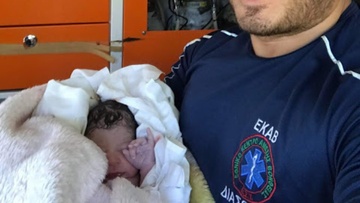 Ρόδος: Γέννησε στο σπίτι με τη βοήθεια των διασωστών του ΕΚΑΒ!