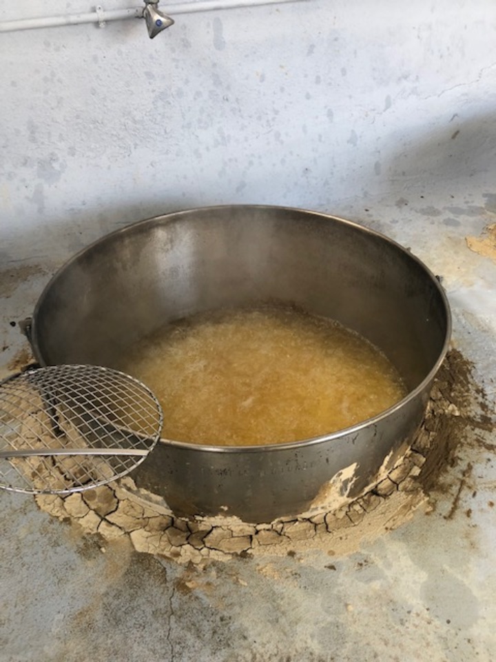 Παραδοσιακό κασιώτικο πιάτο, όπου κατά το μαγείρεμά του καλύπτεται με πηλό το σκεύος. Η φωτογραφία είναι από το προσωπικό αρχείο της Κίκη Φούλα Μαστρομανώλη.