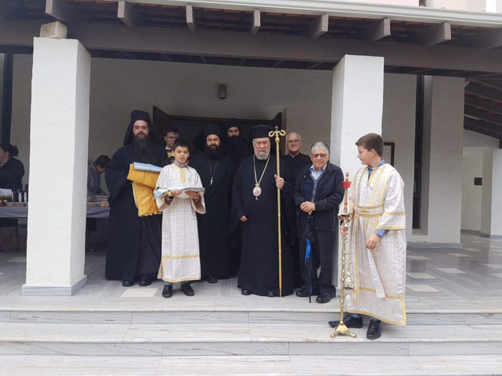 Μετά τη λειτουργία ο Επίσκοπος  Νίκανδρος, με τον ιερό κλήρο  και τον δωρητή κ. Κακούλα