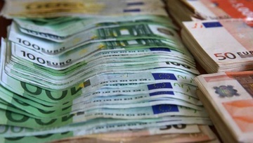 Μεγάλη ανατροπή στις συναλλαγές με μετρητά