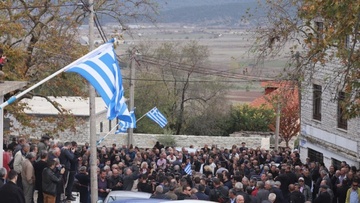 Κηδεία Κατσίφα: Πλημμύρισαν με ελληνικές σημαίες οι Βουλιαράτες 