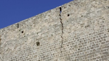 Ρόδος: Κάθε χρόνο και μεγαλύτερες οι ρωγμές στα τείχη