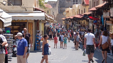 Αύξηση σε τουριστικές αφίξεις, έσοδα - Πτώση στην κατά κεφαλή δαπάνη