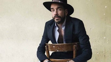 Ο Πάνος  Μουζουράκης  για μια εμφάνιση στη Ρόδο