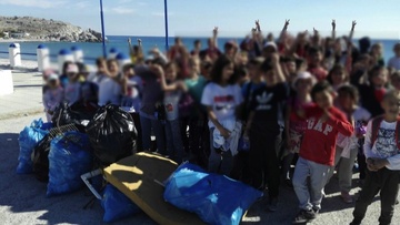 Καθαρισμός της παραλίας Μασάρων από τους μαθητές του δημοτικού σχολείου