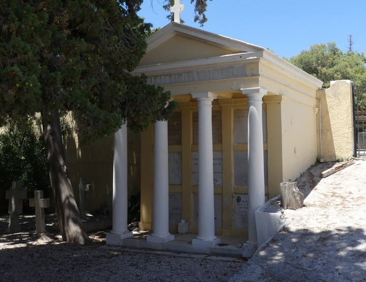 Ο οικογενειακός τάφος των Bilioti στο καθολικό νεκροταφείο της Ρόδου, σήμερα