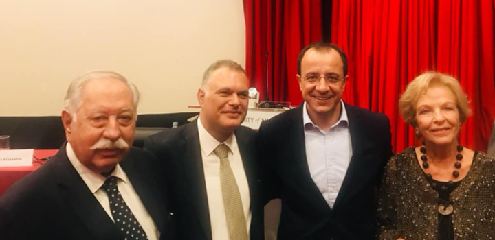 Ο συγγραφέας με τους γονείς του (αριστερά και δεξιά) Άννα και Ιωάννη Χαρίτο καθώς και τον Κύπριο ΥΠΕΞ κ. Νίκο Χριστοδουλίδη
