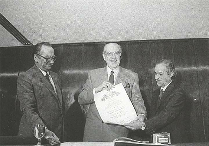 Όταν ο Δήμαρχος Ρόδου Σάββας Καραγιάννης και ο πρόεδρος του Δημοτικού Συμβουλίου Μιχάλης Κόκκινος ανακήρυξαν τον Ανδρέα Παπανδρέου επίτιμο δημότη Ρόδου