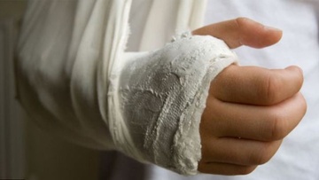 Κοριτσάκι με σπασμένο χέρι μεταφέρθηκε στη Ρόδο με πολεμικό πλοίο