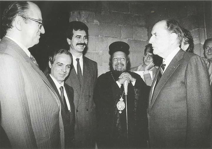 Ο Μιτεράν σε συνομιλία από αριστερά με τον Μιχάλη Κόκκινο, τον Σάββα Καραγιάννη, τον Γιάννη Μαχαιρίδη Νομάρχη Δωδεκανήσου και τον Μητροπολίτη Ρόδου Απόστολο