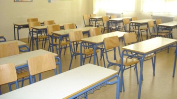 Διευθυντής σχολείου καθαρίζει από μόνος του τις τουαλέτες των παιδιών