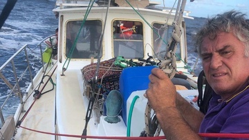 Από τη Ρόδο, απ’ άκρη σ’ άκρη, σ’ όλη τη γη,  με το σκάφος του!