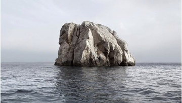 Νησιά και βραχονησίδες αναδύονται από τη θάλασσα, ως ένα απροσδιόριστο τοπίο