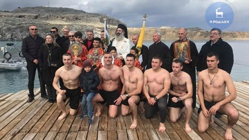 Θεοφάνεια 2019: Δύο στρατιώτες έπιασαν τον σταυρό στην Λίνδο