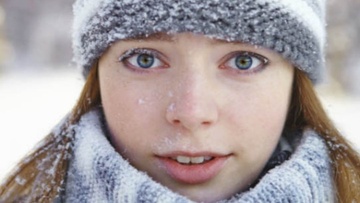 Ξηρό δέρμα τον χειμώνα:  5 λύσεις πέρα από την κρέμα χεριών