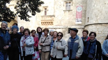 Τα μέλη του ΚΑΠΗ του Δήμου Ρόδου  στην έκθεση «ΙCARO- ΙΚΑΡΟΣ:  Το εργοστάσιο κεραμικών της Ρόδου 1928-1988»