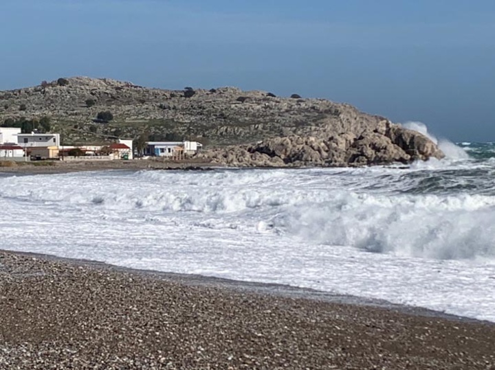 Μέχρι τα σπίτια έφθασαν τα κύματα στο Χαράκι ΦΩΤΟ Λ. ΔΑΜΙΑΝΙΔΗΣ