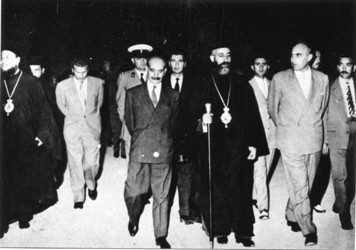 Φωτογραφία από τη συνάντηση που είχαν στις 7 Οκτωβρίου 1959 στη Ρόδο: ο Γεώργιος Γρίβας, ο Μακάριος Γ’, και ο Νίκος Κρανιδιώτης. Στη δεύτερη σειρά ο Αντ. Γεωργιάδης. Αριστερά της φωτογραφίας διακρίνεται ο τότε Μητροπολίτης Ρόδου Σπυρίδων.