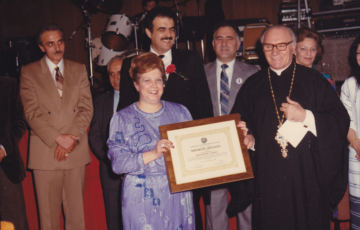 Η πρόεδρος Ιωάννα Αλεξιάδη απονέμει τιμητικό δίπλωμα στον π. Χαλκιά,  εκ μέρους της Καρπαθιακής Ομοσπονδίας