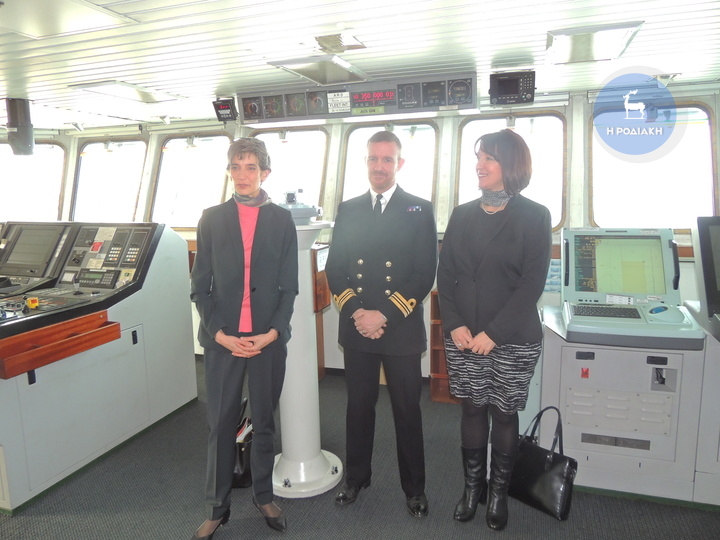 Η πρέσβης του Ηνωμένου Βασιλείου  κ. Kate Smith και η πρόξενος κ. Ράνια  Κοσσιώρη με τον κυβερνήτη του HMS ECHO